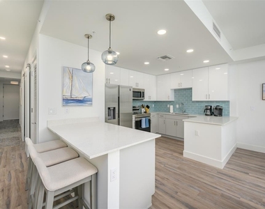 1703 N Tamiami Trail - Photo Thumbnail 10