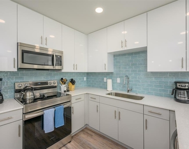 1703 N Tamiami Trail - Photo Thumbnail 12