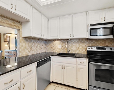600 Sutton Place - Photo Thumbnail 5
