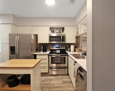 2124 N Tamiami Trail - Photo Thumbnail 6