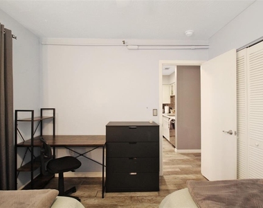 2124 N Tamiami Trail - Photo Thumbnail 11