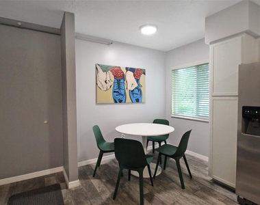 2124 N Tamiami Trail - Photo Thumbnail 4