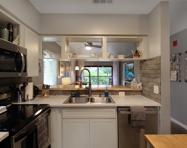 2124 N Tamiami Trail - Photo Thumbnail 7
