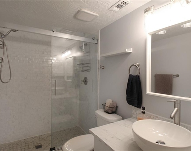 2124 N Tamiami Trail - Photo Thumbnail 34