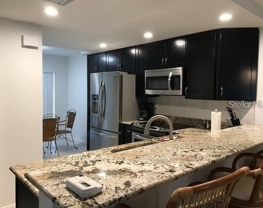 6892 W Country Club Lane - Photo Thumbnail 2