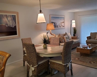 6892 W Country Club Lane - Photo Thumbnail 5