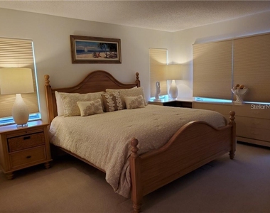 6892 W Country Club Lane - Photo Thumbnail 10