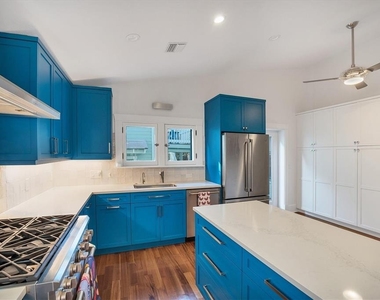1716 Oak Street - Photo Thumbnail 8