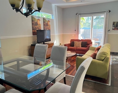 2043 Roselawn Street - Photo Thumbnail 3