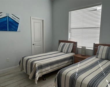 2043 Roselawn Street - Photo Thumbnail 8