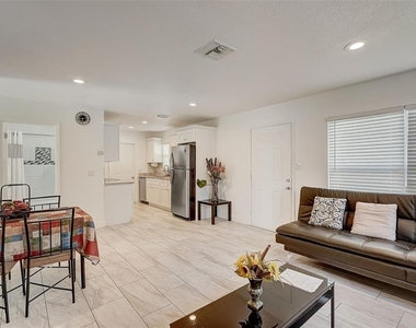 626 S Osprey Avenue - Photo Thumbnail 6