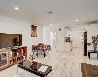 626 S Osprey Avenue - Photo Thumbnail 5