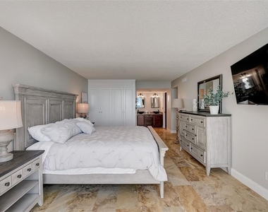 2425 Gulf Of Mexico Drive - Photo Thumbnail 17