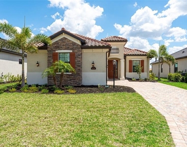 5725 Cheech Glen - Photo Thumbnail 1