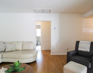 3223 Rowena Street - Photo Thumbnail 17