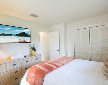 3223 Rowena Street - Photo Thumbnail 29