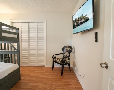 3223 Rowena Street - Photo Thumbnail 21