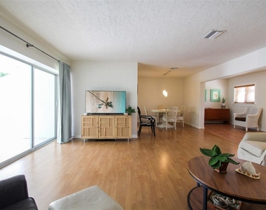 3223 Rowena Street - Photo Thumbnail 10