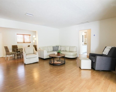 3223 Rowena Street - Photo Thumbnail 11