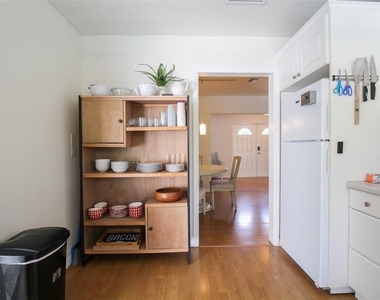 3223 Rowena Street - Photo Thumbnail 15