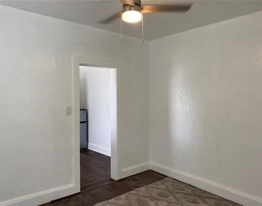 401 Colonia Lane E - Photo Thumbnail 11