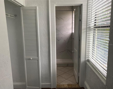 401 Colonia Lane E - Photo Thumbnail 7