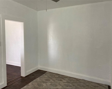 401 Colonia Lane E - Photo Thumbnail 14
