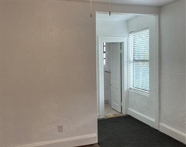 401 Colonia Lane E - Photo Thumbnail 15