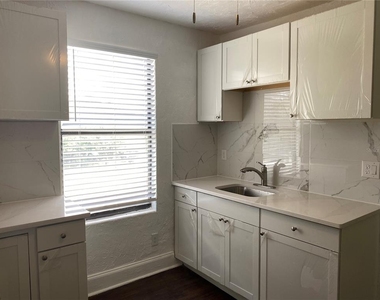 401 Colonia Lane E - Photo Thumbnail 4