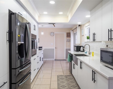 2140 Pinehurst Street - Photo Thumbnail 9