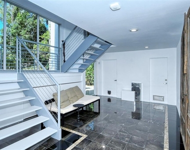 213 N Washington Drive - Photo Thumbnail 3