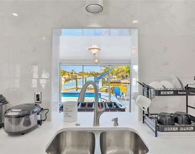 4315 Royal Palm Drive - Photo Thumbnail 9