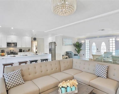 4315 Royal Palm Drive - Photo Thumbnail 6