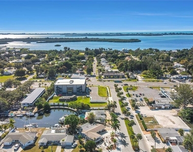 4315 Royal Palm Drive - Photo Thumbnail 43