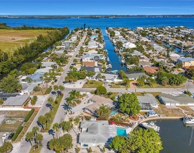 4315 Royal Palm Drive - Photo Thumbnail 3