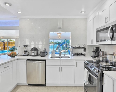 4315 Royal Palm Drive - Photo Thumbnail 8