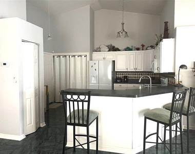 2602 Edgewater Court - Photo Thumbnail 6