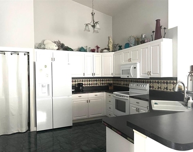 2602 Edgewater Court - Photo Thumbnail 4
