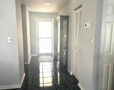 2602 Edgewater Court - Photo Thumbnail 3