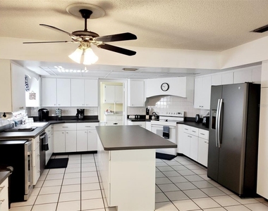 2203 43rd Street W - Photo Thumbnail 6