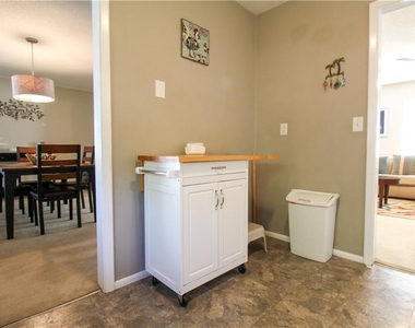 2806 Taunton Drive W - Photo Thumbnail 12