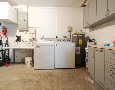 2806 Taunton Drive W - Photo Thumbnail 8