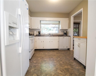 2806 Taunton Drive W - Photo Thumbnail 9