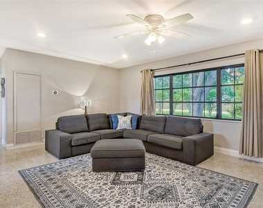2309 Lynn Street - Photo Thumbnail 4