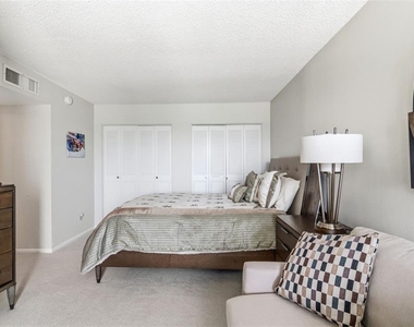2425 Gulf Of Mexico Drive - Photo Thumbnail 11