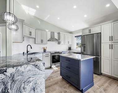 809 Montrose Drive - Photo Thumbnail 4