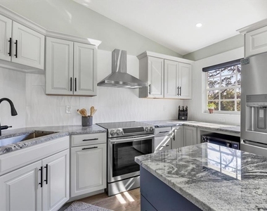 809 Montrose Drive - Photo Thumbnail 6