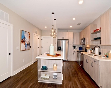 465 Memorial Drive Se - Photo Thumbnail 3