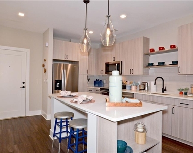 465 Memorial Drive Se - Photo Thumbnail 2