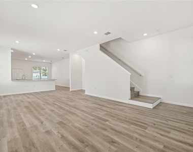 3005 E 17th Avenue - Photo Thumbnail 7